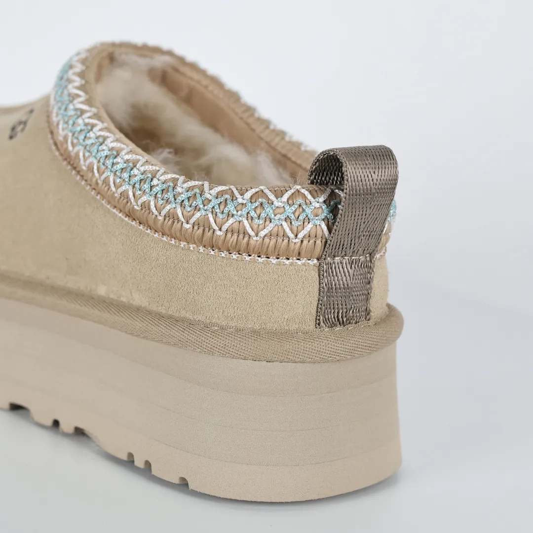 Copy price 💰560 Core recommendation of good price 5cm thick sole, independently developed original outsole, cashmere insole, keeping warm in winter, suitable for home use. In the new year, uug launched a style series, which is partially geared towards the preferences of young consumers. It has also moved to the forefront of fashion trends. Shoe body material, water-repellent coated suede upper, 17 mm UGGPURE™ implanted wool insole, lightweight non-slip and comfortable rubber outsole, with brand LOGO and trademark, with full package Size: 35 36 37 38 39 40 41 42